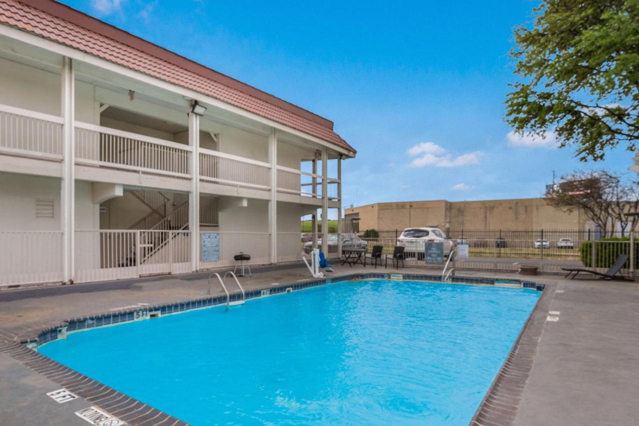 Hotel 6-dallas, Tx - Market Center