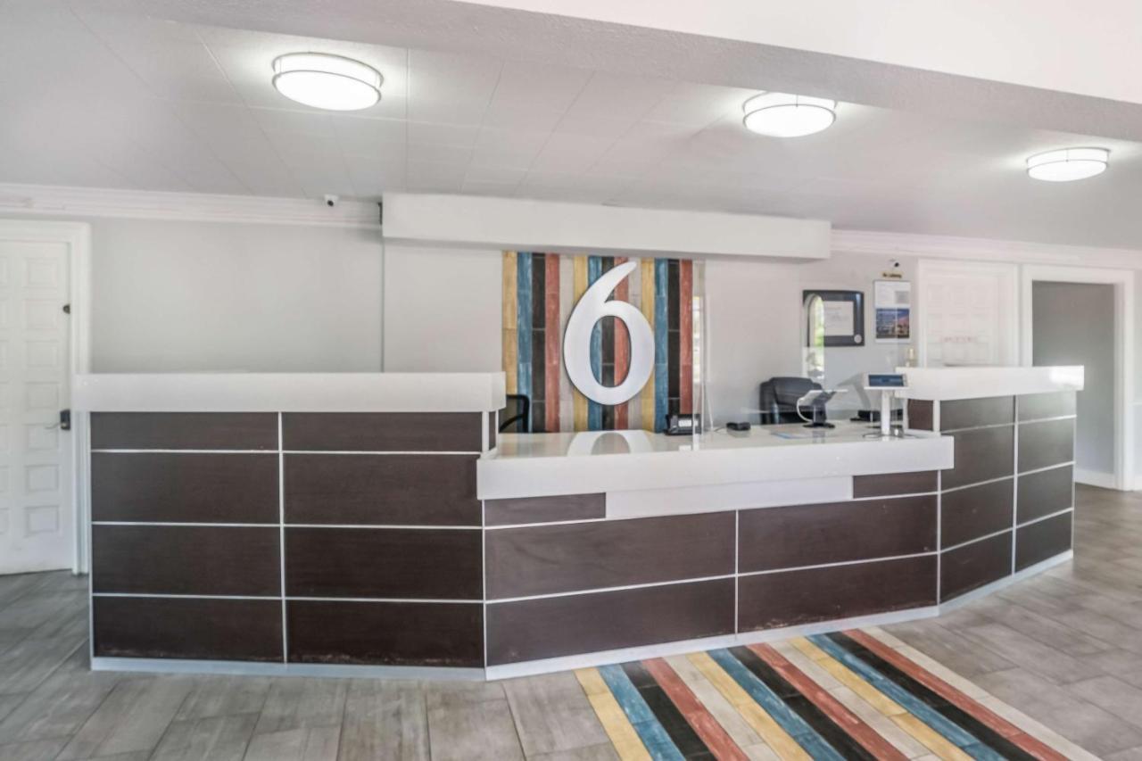 Hotel 6-dallas, Tx - Market Center 2*