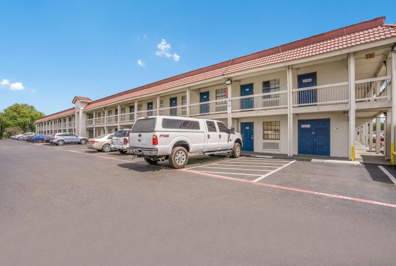 Hotel 6-dallas, Tx - Market Center 2*