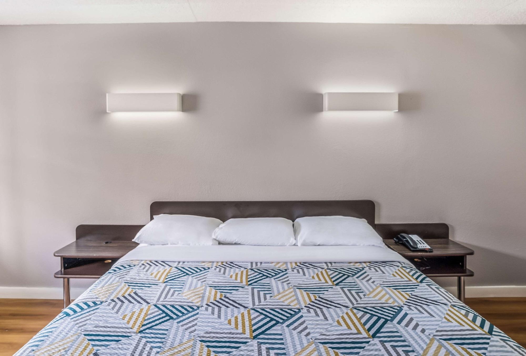 Hotel 6-dallas, Tx - Market Center