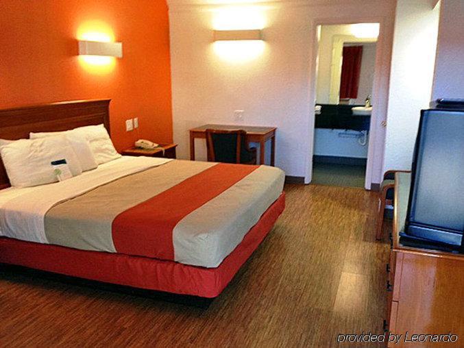 Hotel 6-dallas, Tx - Market Center Dallas