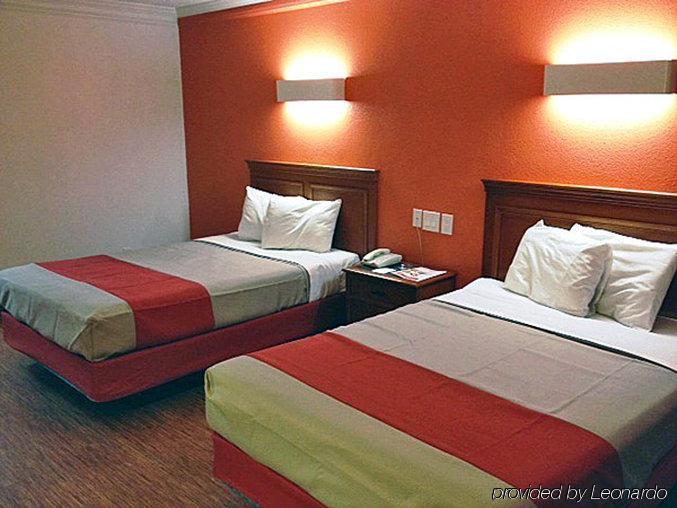 Hotel 6-dallas, Tx - Market Center