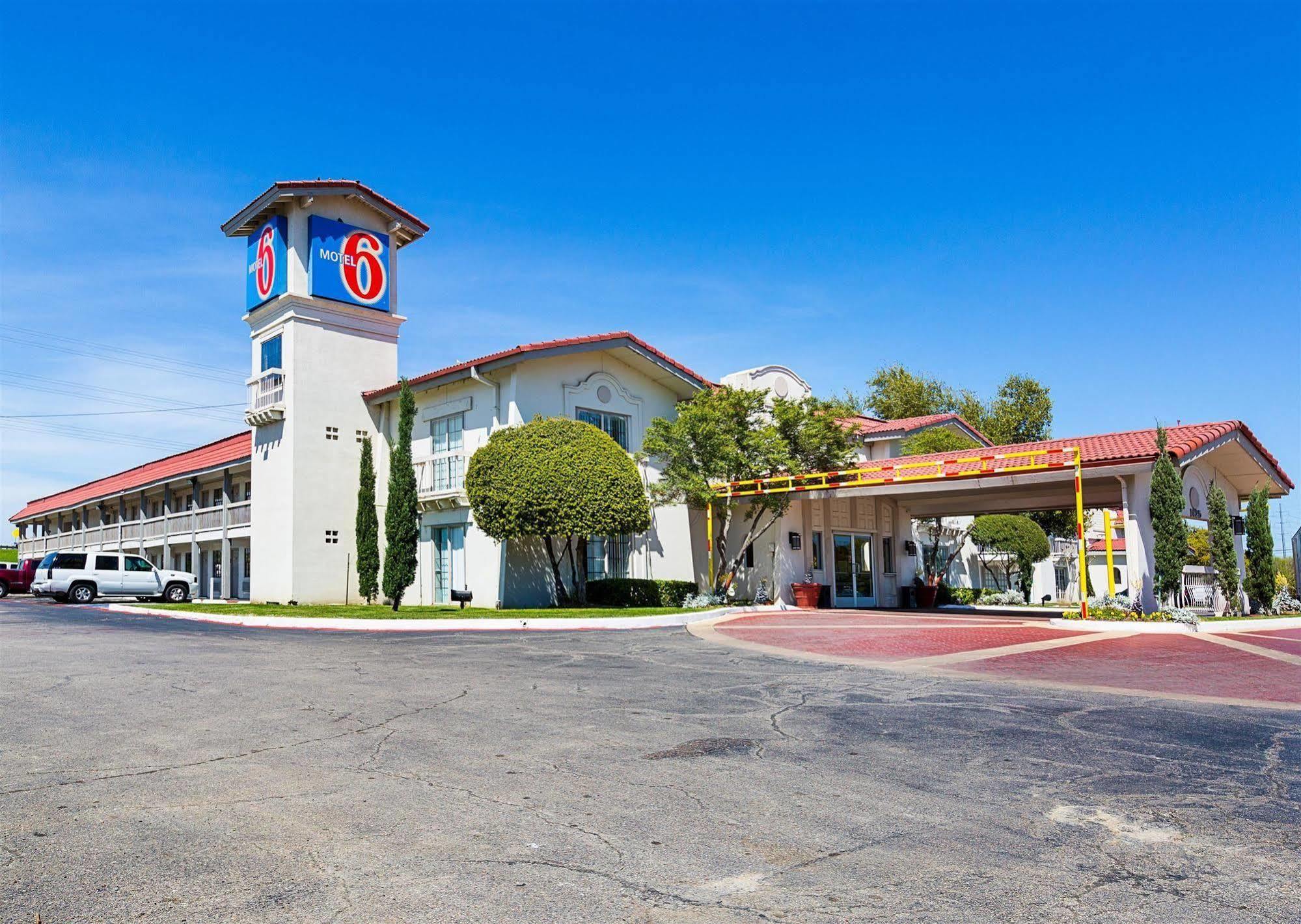 Hotel 6-dallas, Tx - Market Center 2*