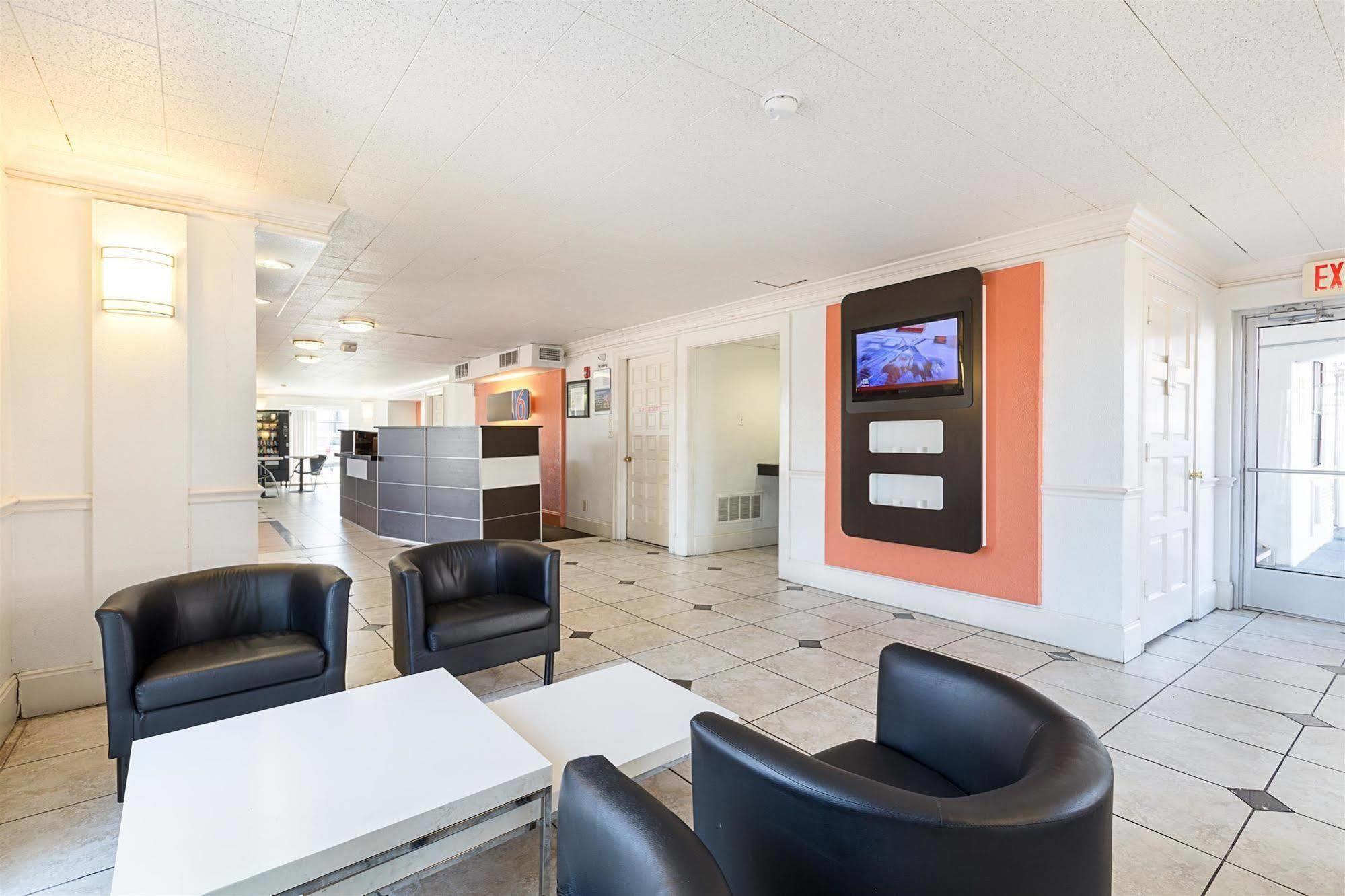 Hotel 6-dallas, Tx - Market Center Dallas