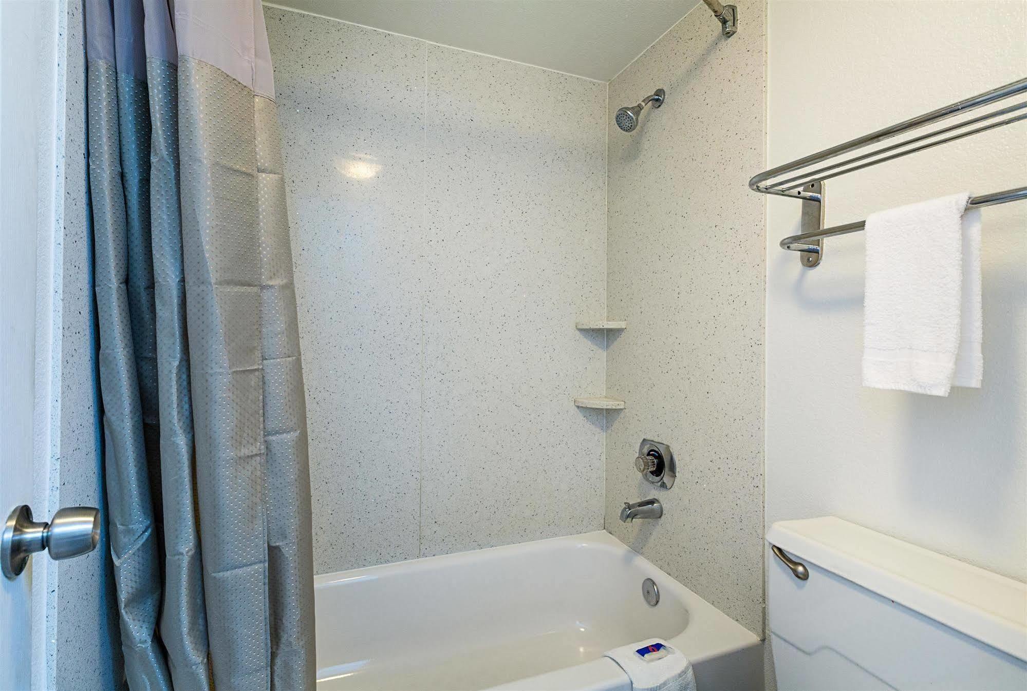 Hotel 6-dallas, Tx - Market Center