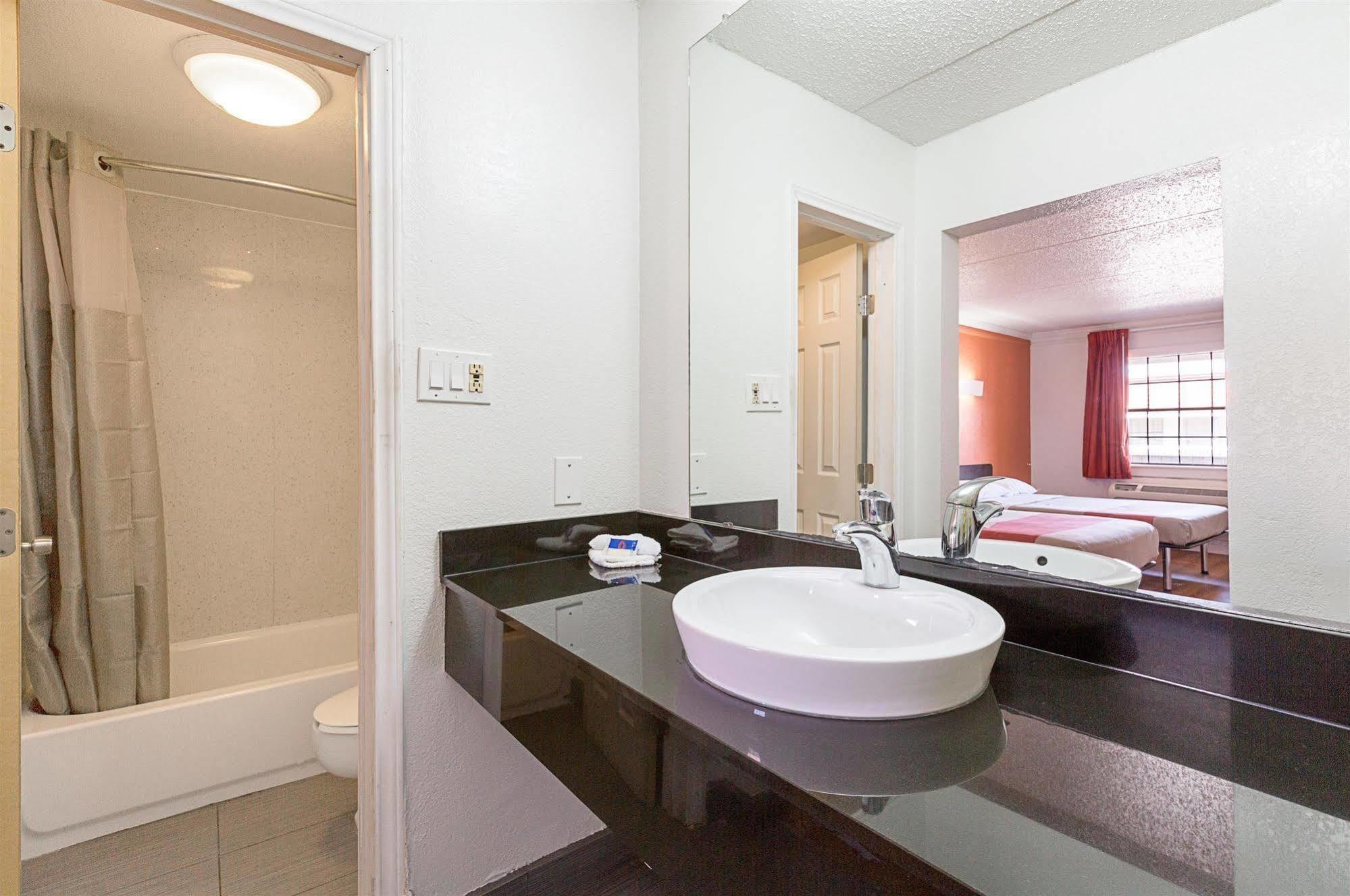 6-dallas, Tx - Market Center Hotel 2*