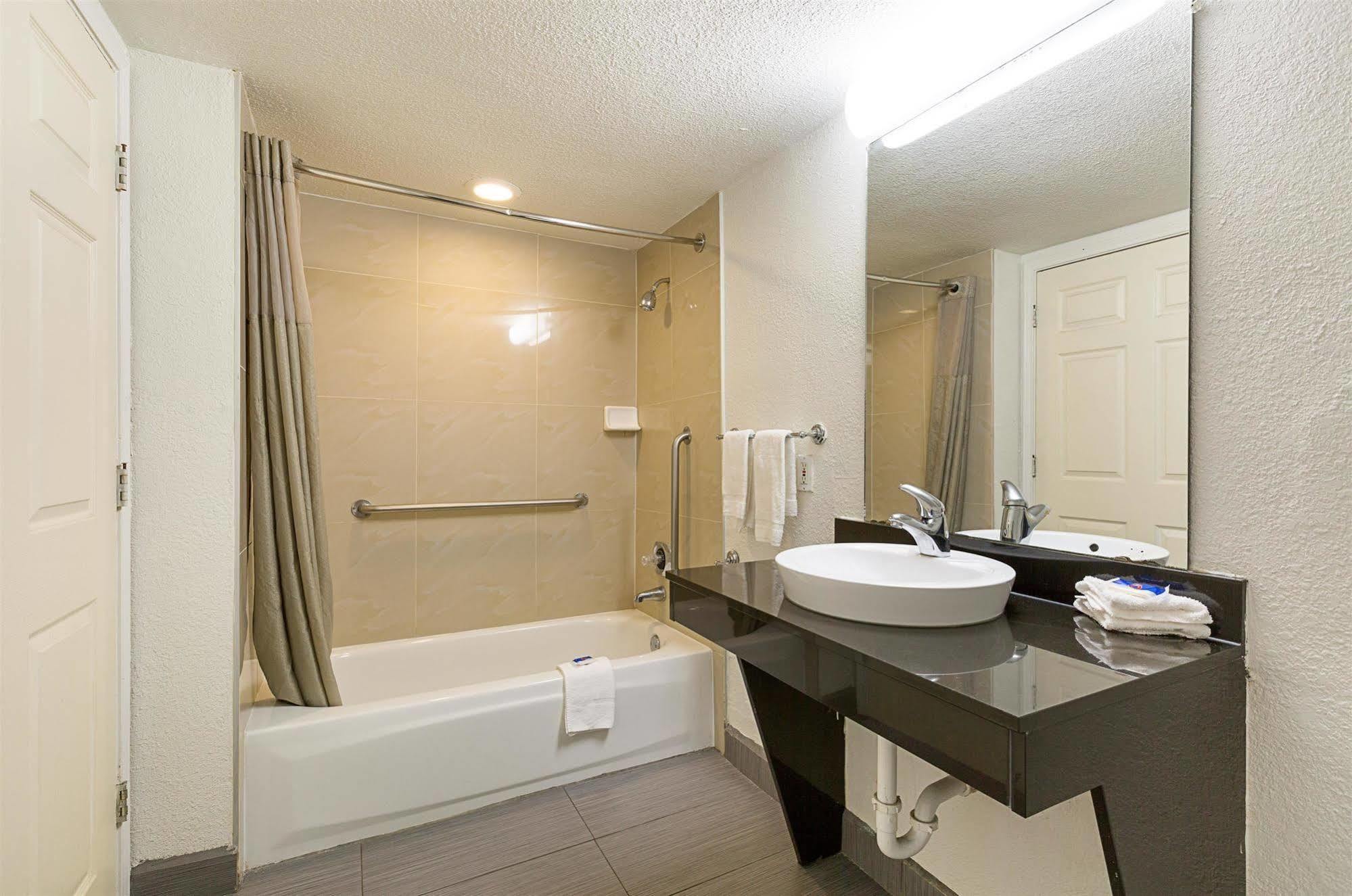 Hotel 6-dallas, Tx - Market Center Dallas