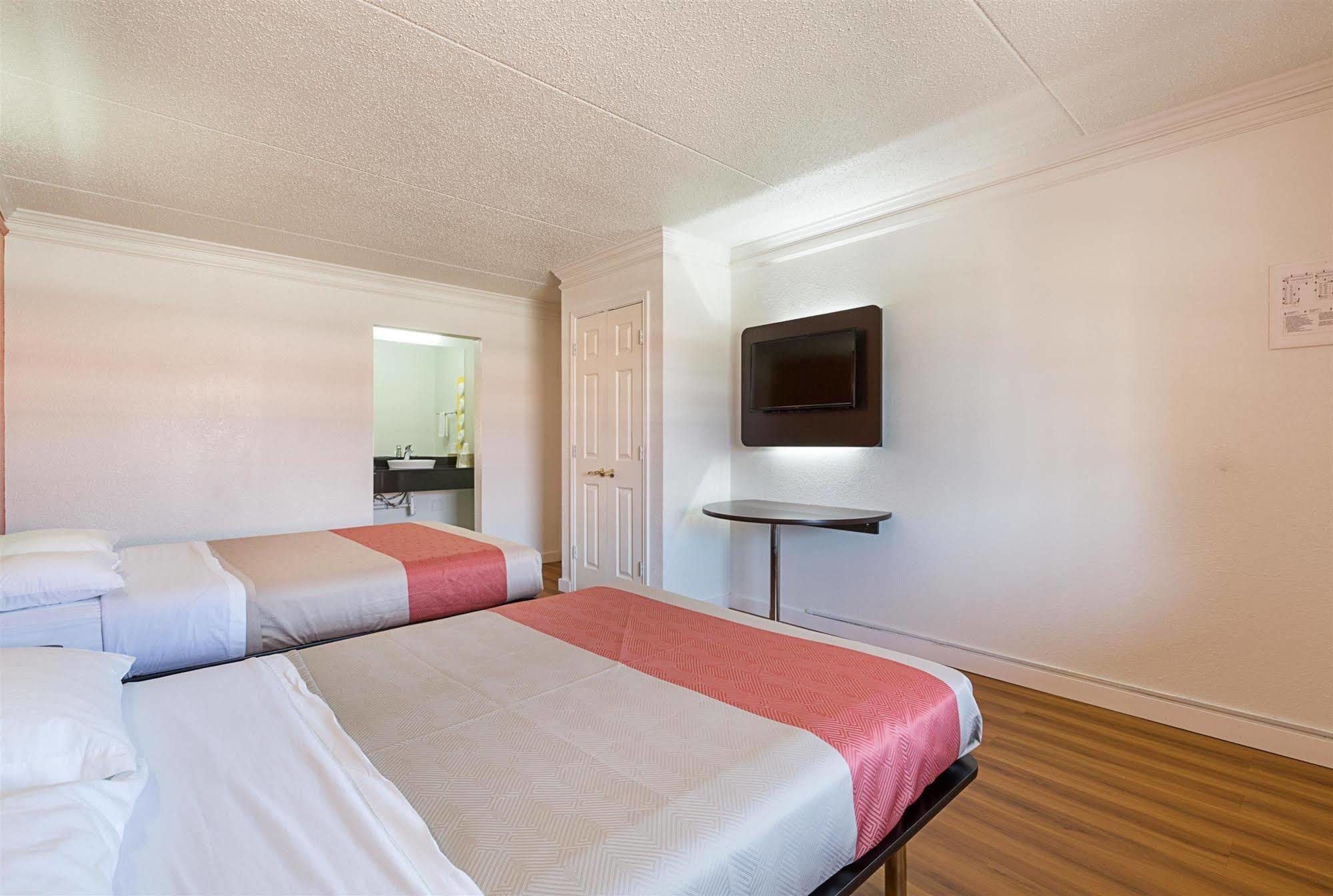 Hotel 6-dallas, Tx - Market Center Dallas