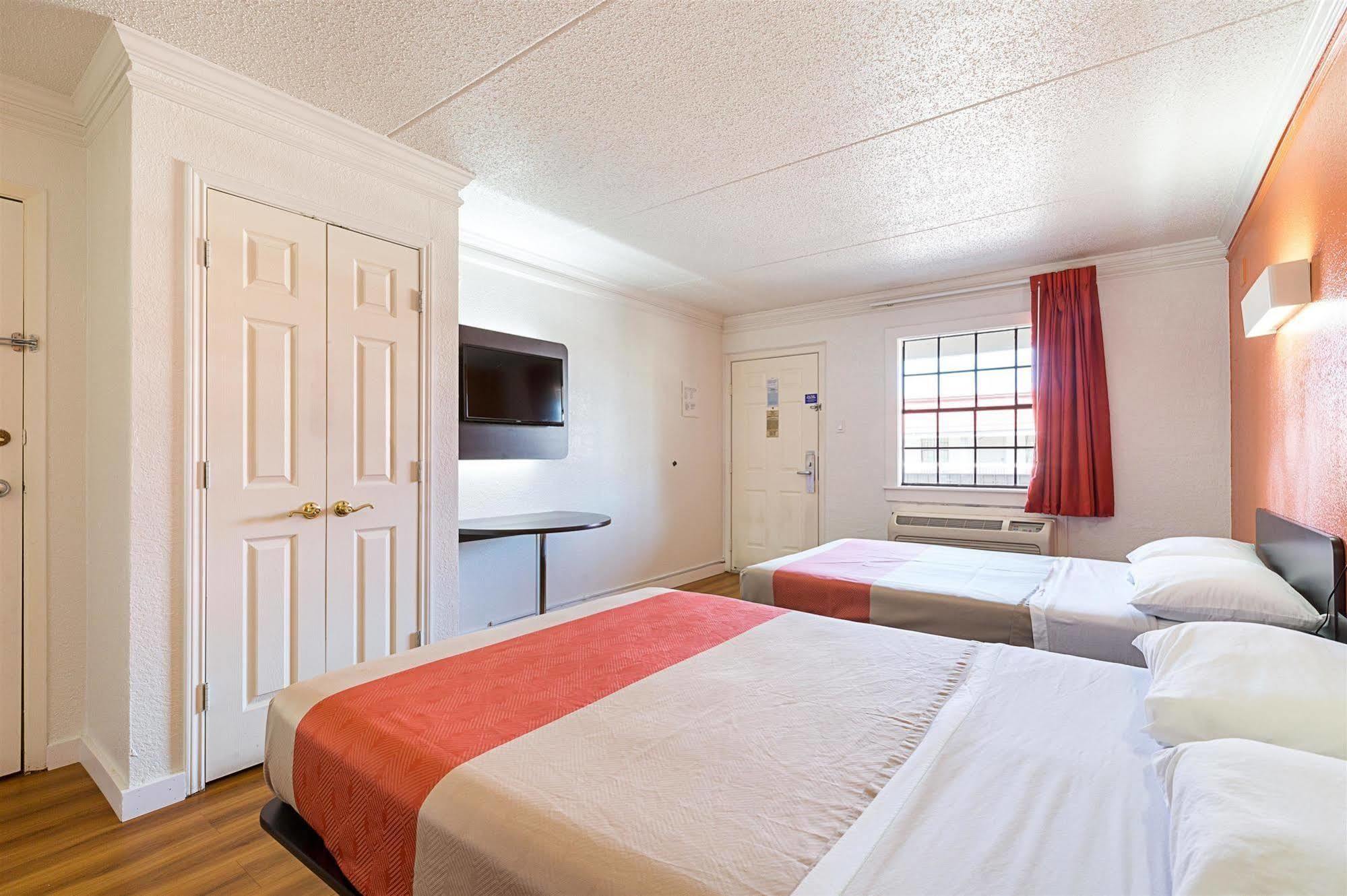 Hotel 6-dallas, Tx - Market Center Dallas
